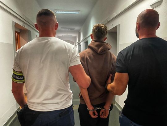 Przewrócił staruszka na chodnik i brutalnie go pobił. Potem próbował ukryć się w bagażniku samochodu