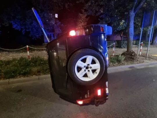 Przewrócona terenówka na środki ulicy. Kierowca miał blisko 2 promile, narkotyki i dwa zakazy prowadzenia