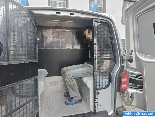 Przez dwa lata ukrywał się w szałasie. Podczas zatrzymania rzucił nożem w policjantkę