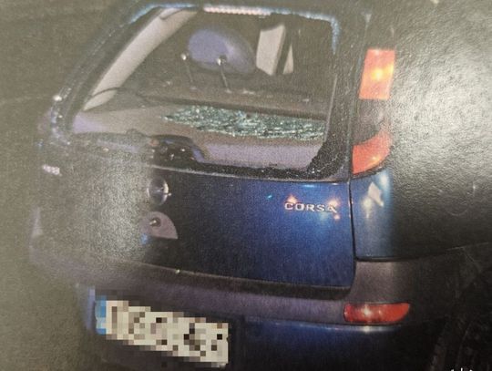 Przez osiedle jechało auto z wybitą szybą. Za kierownicą pijany kierowca z dożywotnim zakazem