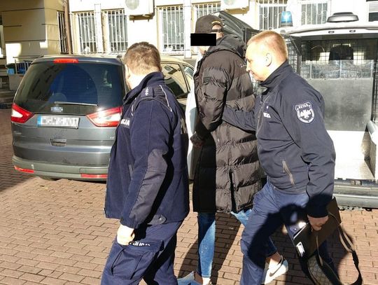 Przez trzy lata ukrywał się przed policjantami. Wpadł przez przyciemnione szyby w mercedesie