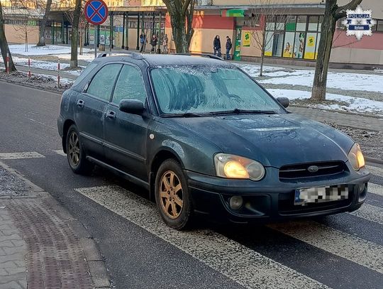 Przez zaszronione szyby Subaru nie widział, że przed przejściem stoi dziewczyna. 21-latek pożegnał się z prawkiem
