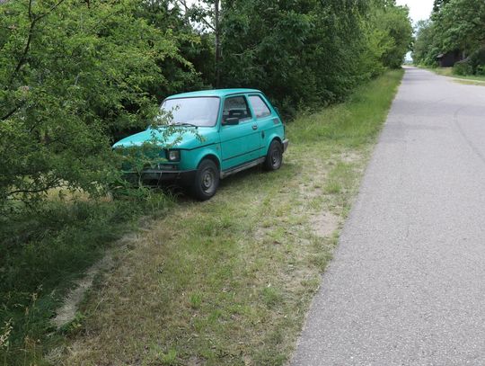 Przy maluchu leżał pijany w trupa pasażer. Kierowca zdołał dojść do ogrodzenia i tam zaległ