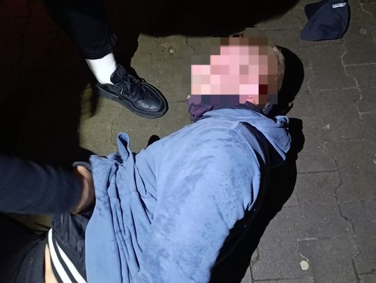 Przy pomocy łomu próbowali obrabować paczkomat. Włamywacze wpadli na gorącym uczynku