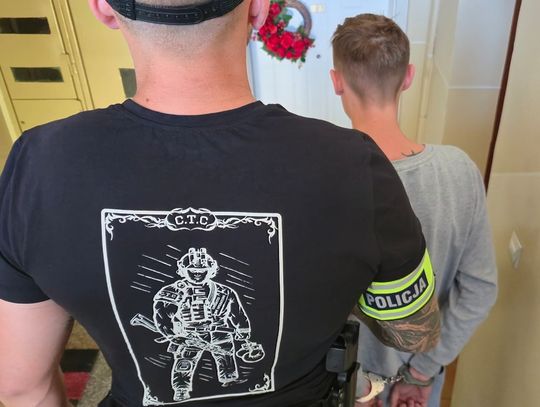 Udawał, że szuka pierścionka dla ukochanej. Uciekł z całą tacą biżuterii