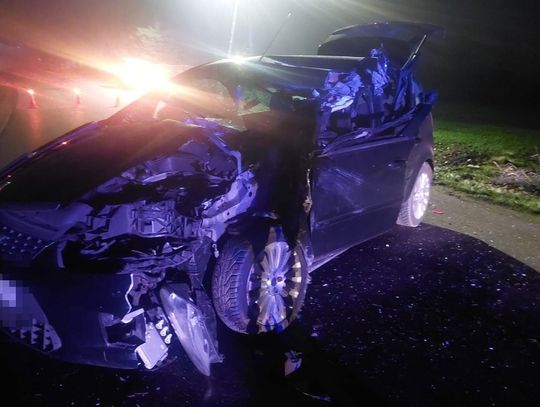 Przyczepa odpięła się z ciągnika i zaczęła sama staczać się po drodze. Doszło do zderzenia z osobówką