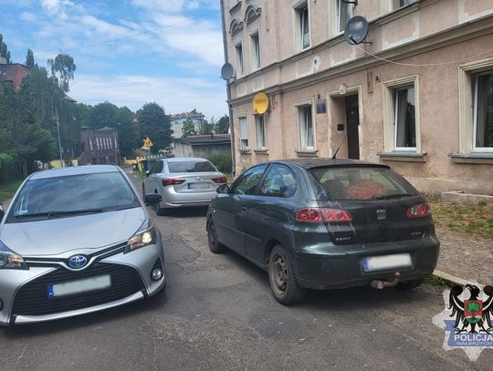 Przyjechał autem na komisariat tłumaczyć się z... jazdy na zakazie. Potem uciekał przed policjantami