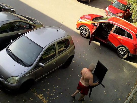 Przyjechał autem pod lokal i zaczął wynosić krzesła. Nikt nie zorientował się, że to złodziej