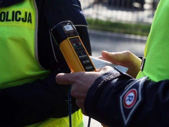 Przyjechał do pracy mając ponad 2,5 promila i chciał jechać busem w trasę. Potem szarpał policjanta