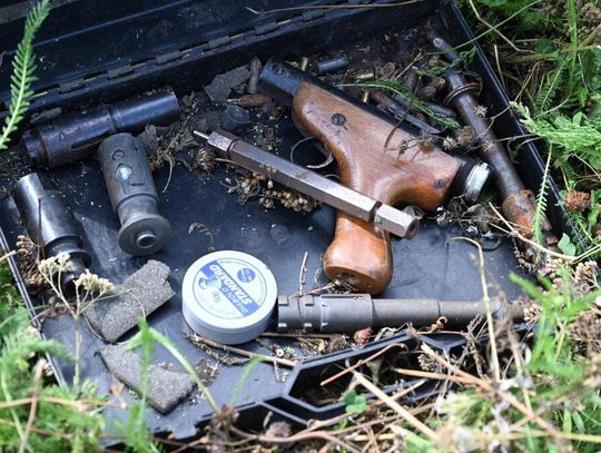 Przyjechał na lotnisko po rodzinę, zgubił bagaż z pistoletem. Teraz będzie tłumaczył się w sądzie