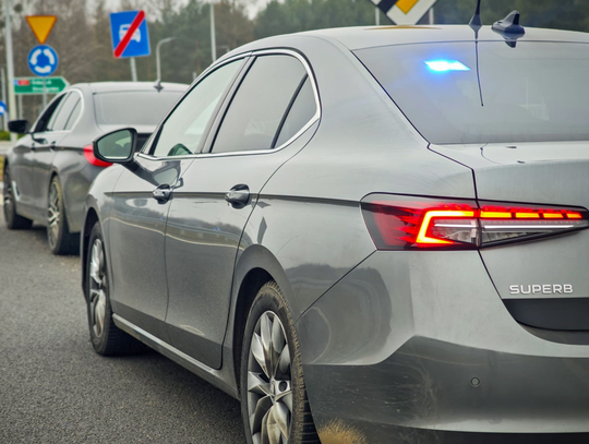 Przyjechał odebrać auto od ojca złapanego na prowadzeniu z zakazem. Okazało się, że też dalej nie pojedzie Przyjechał odebrać auto od ojca złapanego na prowadzeniu z zakazem. Okazało się, że też dalej nie pojedzie