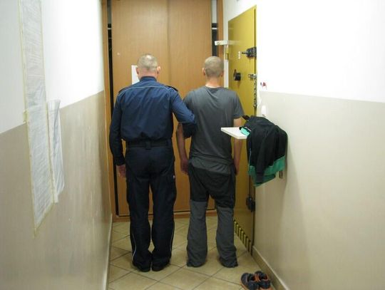 Przyjechał odwiedzić babcię i kopał w drzwi. Po zatrzymaniu znaleźli przy nim amfetaminę Przyjechał odwiedzić babcię i kopał w drzwi. Po zatrzymaniu znaleźli przy nim amfetaminę