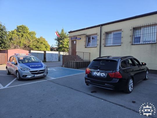 Przyjechał pijany BMW na komisariat. W samochodzie czekała kobieta z dzieckiem