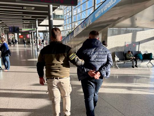 Przyleciał z Anglii i od razu mina mu zrzedła. Na lotnisku czekali policjanci z kajdankami