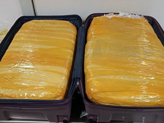 Przyleciał z Bangkoku z walizkami pełnymi narkotyków. W walizkach miał 45 kg marihuany