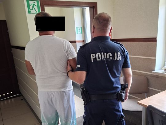 Przyłożył kierowcy pistolet do głowy i zażądał kluczyków. 44-latek trafił do aresztu
