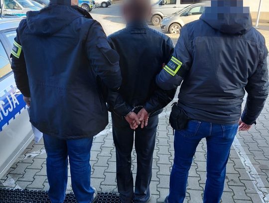 Przyłożył nóż do szyi mężczyźnie na wózku. Następnej nocy włamał się do jego domu