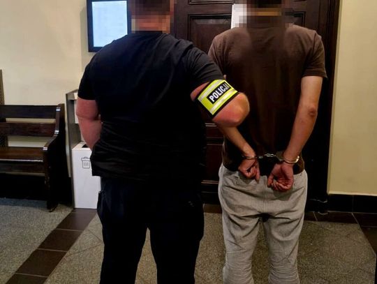 Przystawił ojcu nóż do gardła, matce groził oblaniem wrzątkiem. Policjanci przerwali rodzinny dramat