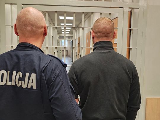 Przyszedł na komendę, bo chciał usunąć swoje nazwisko z listy poszukiwanych. Od razu trafił do celi Przyszedł na komendę, bo chciał usunąć swoje nazwisko z listy poszukiwanych. Od razu trafił do celi