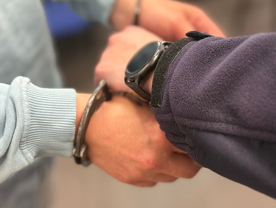 Przyszedł na komendę "z ciekawości". Okazało się, że jest poszukiwany, więc od razu trafił za kraty
