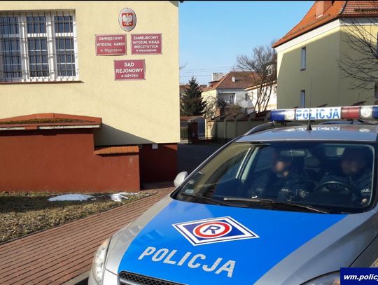 Przyszedł na rozprawę po kilku głębszych. Sędzia kazał wezwać policję