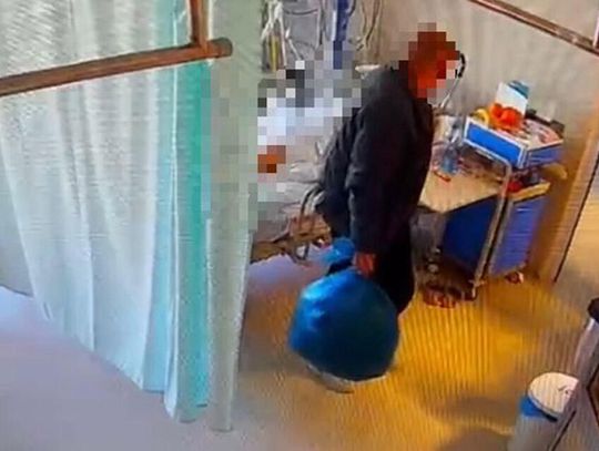 Przyszedł odwiedzić żonę w szpitalu, okradł pacjentkę z łóżka obok. Wszystko się nagrało