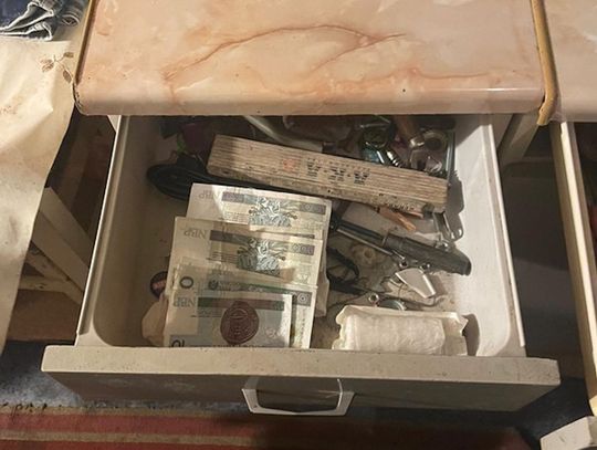 Przyszedł w odwiedziny do dziewczyny. 24-latka spała, więc okradł ją i poszedł pić na miasto