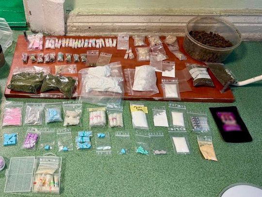 Przyszedł z narkotykami do poszukiwanego kolegi, trafił na policjantów