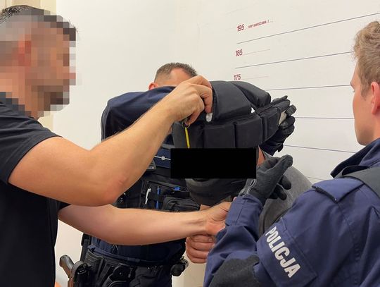 Przytoczył oponę pod restaurację i podłożył ogień. Monitoring nagrał podpalacza [WIDEO]