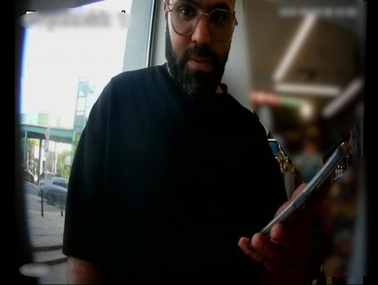 Przywłaszczył cudzą paczkę o wartości 4 tysięcy złotych. Policja szuka mężczyzny ze zdjęcia