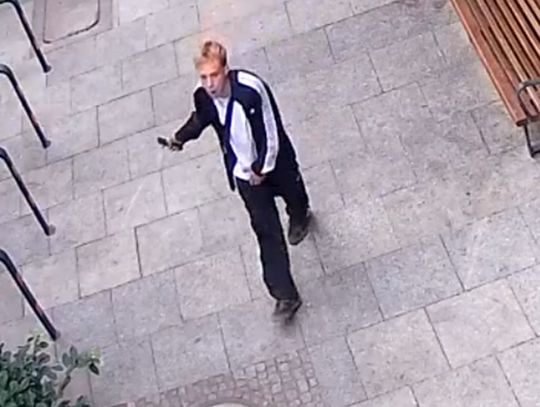 Przywłaszczył telefon wart blisko 2 tysiące złotych. Policja opublikowała zdjęcia i prosi o pomoc