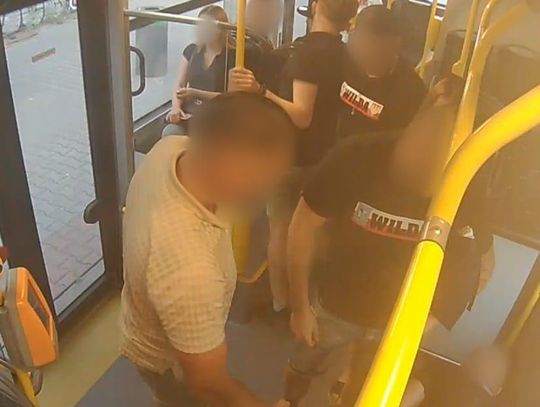 Pseudokibice dokonali rozboju w autobusie. Jeden z nich wpadł na uroczystościach patriotycznych