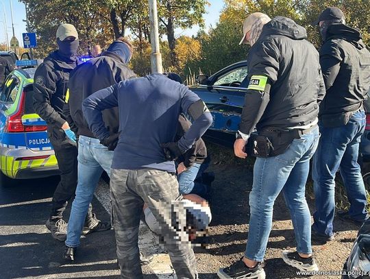 Pseudokibice na celowniku. Policjanci przejęli narkotyki, niebezpieczny sprzęt i skradzione barwy