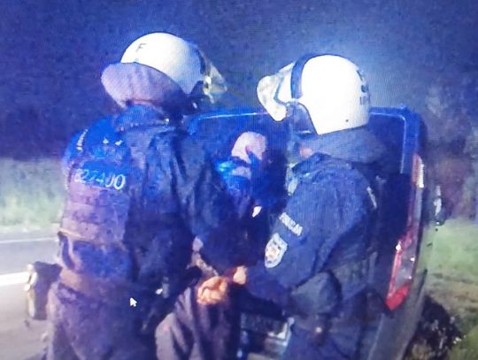 Pseudokibice planowali bijatykę na parkingu przy autostradzie. Policjanci udaremnili ustawkę