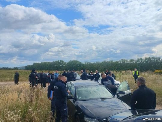 Pseudokibice planowali ustawkę na polu. Policjanci w ostatniej chwili zapobiegli starciu