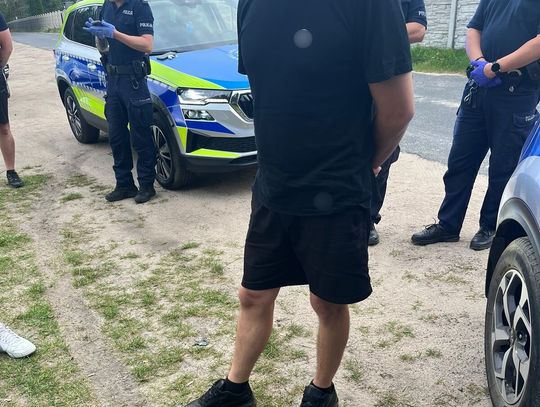 Pseudokibice pomylili policjantów z rywalami. Zamaskowani mężczyźni ruszyli do ataku na radiowóz