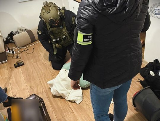 Pseudokibice przemycali imigrantów i handlowali narkotykami. Policjanci rozbili gang