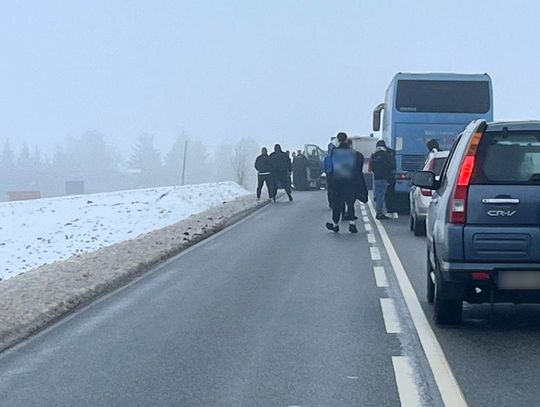 Pseudokibice zajechali drogę autokarom. Policjanci nie dopuścili do bijatyki