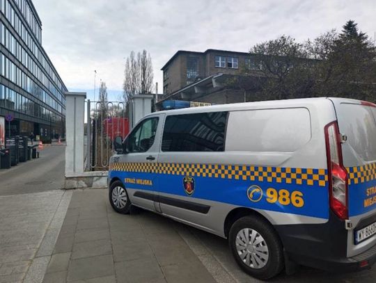 Radioaktywne znalezisko w magazynach na terenie Warszawy. Strażacy usunęli skażone przedmioty