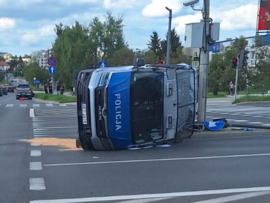 Radiowóz na sygnale staranowany na skrzyżowaniu. W wypadku poszkodowana została policjantka