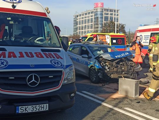 Radiowóz na sygnale wjechał w BMW. Ranne cztery osoby, w tym dwóch policjantów [FOTO]