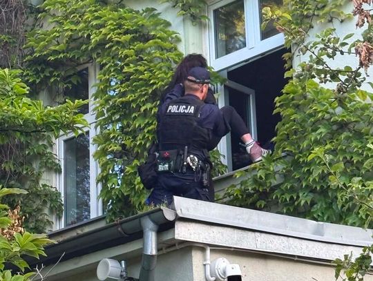 Randka na dachu i policyjne kajdanki. Służby ratunkowe przerwały poranny rajd poszukiwanego 43-latka