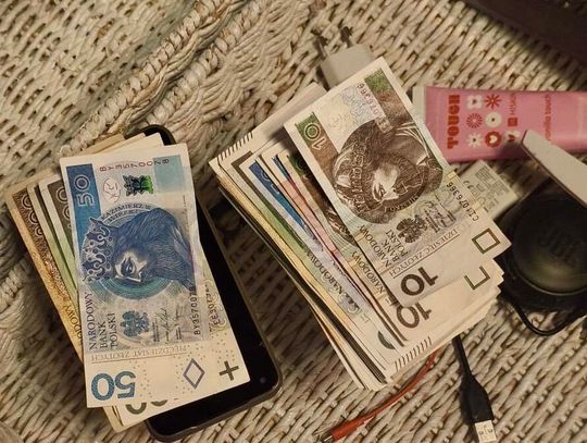 Randka z aplikacji skończyła się fatalnie. Oszust ukradł 30 tysięcy, gdy kobieta brała prysznic