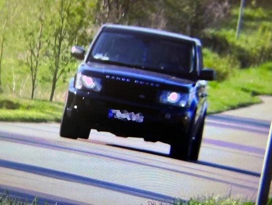 Range Rover pędził w zabudowanym ponad 120 na godzinę. Za kierownicą kobieta. "Śpieszę się do kościoła"