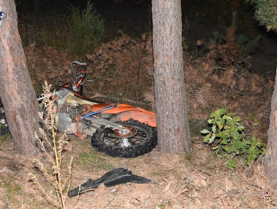 Ranny motocyklista leżał w lesie. Telefon rozładował się, zanim podał miejsce wypadku