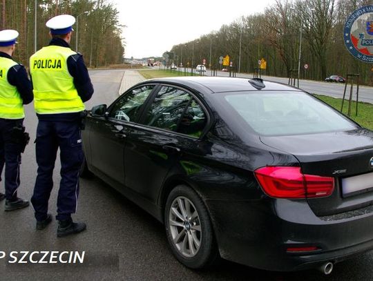 "Raz, dwa, trzy, ścigamy się!" - 19-latek z mercedesa wyzwał policjantów w nieoznakowanym BMW