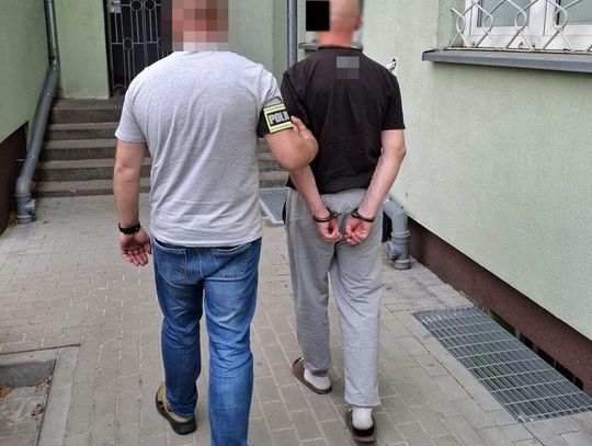 Razem pili, a potem dwóch zaatakowało jednego. Pobity mężczyzna leżał przed klatką