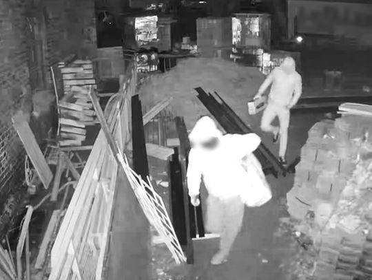 Recydywiści włamali się do kontenera. Policjanci namierzyli ich dzięki nagraniom z monitoringu Recydywiści włamali się do kontenera. Policjanci namierzyli ich dzięki nagraniom z monitoringu