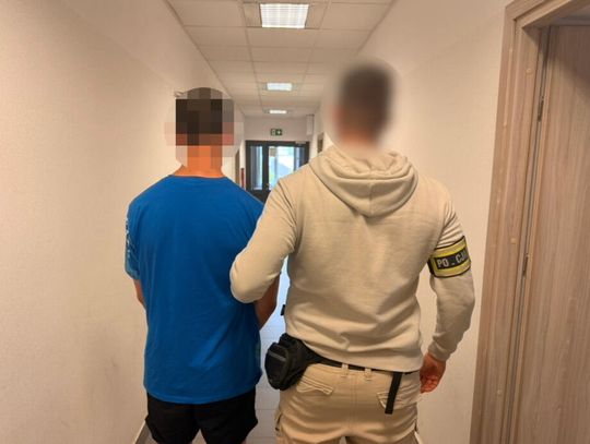Recydywiści wtargnęli do mieszkania i pobili mężczyznę używając pałki i pistoletów na metalowe kulki
