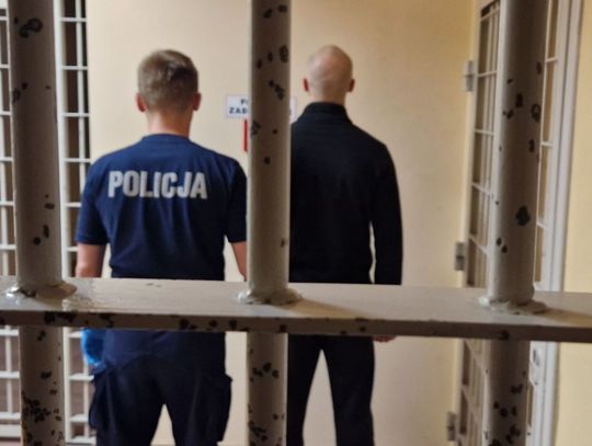 Recydywista brutalnie napadł kobietę na ulicy. Pobił ją, przewrócił i okradł. Jest już w rękach policji